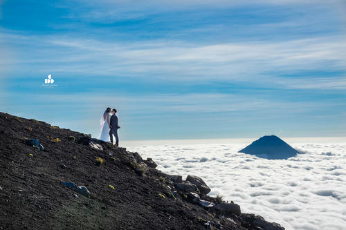 Oscar Salazar y Catherine Gómez en el Volcán Acatenango. (Foto: Daniel Sarceño Fotografía)