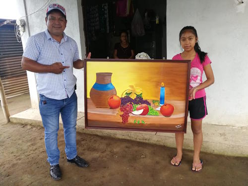 La menor vende sus cuadros para apoyar a sus padres que tienen padecimientos de salud. (Foto: Cortesía)