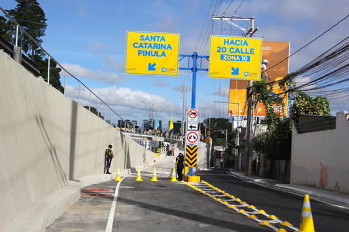 En la bajada de Muxbal encontrarás dos carriles, pero uno te permitirá usar el puente de retorno para ingresar a Santa Catarina, pero si vas hacia la ciudad, debes mantenerte en el carril de la derecha. (Foto: Fredy Hernández/Soy502)