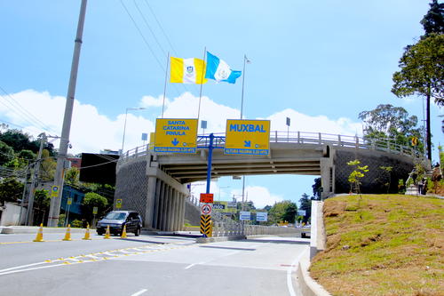 Los carriles de la derecha y central comunican hacia Muxbal, el de la izquierda es de ingreso a Santa Catarina Pinula. (Foto: Fredy Hernández/Soy502)