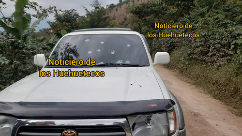 Así quedó el vehículo donde se transportaba el alcalde Julio Ambrocio: (Foto: Noticiero de los Huehuetecos)