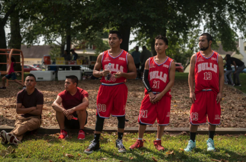 Las actividades sociales y deportivas unen a los residentes guatemaltecos en Seymour. (Foto: National Geographic)