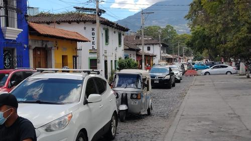 Son varias las calles afectadas por la gran cantidad de visitantes que llegaron a Antigua Guatemala este fin de semana. 