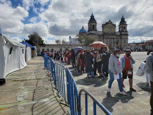 El acceso por la sexta calle cuenta con una larga fila de personas. (Foto: PNC)