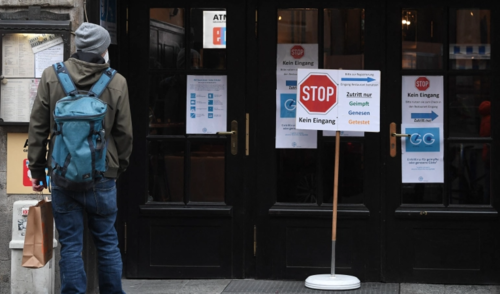 Los carteles informan a los huéspedes de un restaurante que el acceso solo está permitido a las personas vacunadas, negativas en las pruebas o que se hayan recuperado del Covid-19 en Múnich. (Foto: AFP)