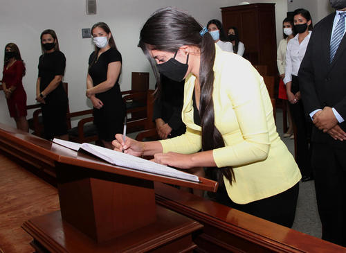 Magali en el momento de su graduación en la Corte de Justicia de Paraguay. 