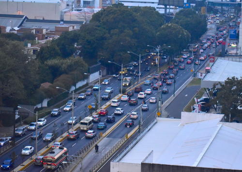 La ciudad de Guatemala es el centro de la mayor parte de actividades esenciales y que repercute en sus principales arterias. (Foto: Fredy Hern&aacute;ndez/Soy502)
