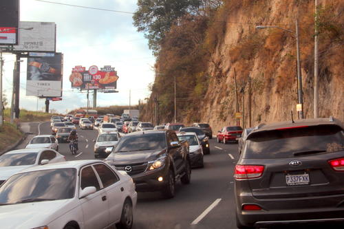 El bulevar San Crist&oacute;bal es una de las v&iacute;as principales de movilidad de Mixco hacia la ciudad de Guatemala. (Foto: Fredy Hern&aacute;ndez/Soy502)