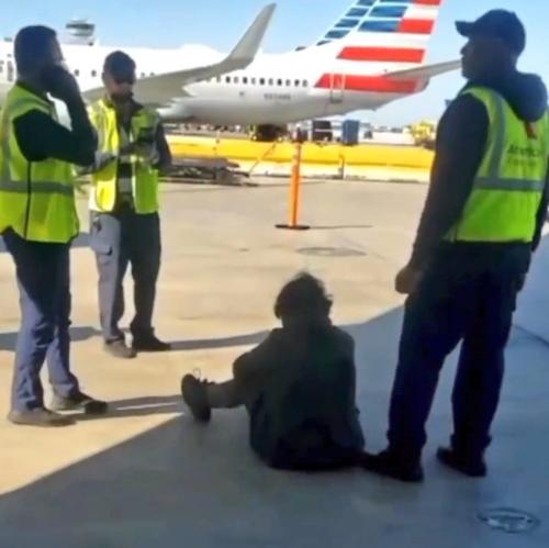 El hombre fue auxiliado por trabajadores del aeropuerto. (Foto: Twitter)