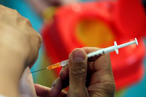 La vacunación es importante para evitar la gravedad de la enfermedad. (Foto: AFP)