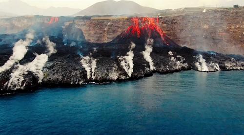 El volcán Cumbre Vieja continúa emanando lava que ya ha llegado hasta la zona marina de la isla. (Foto: AFP)