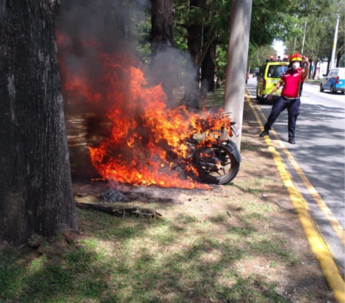 La motocicleta fue consumida por el fuego. (Foto: PMT) 