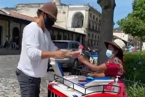 Arjona comprando helados en Antigua Guatemala. (Foto: Oficial)