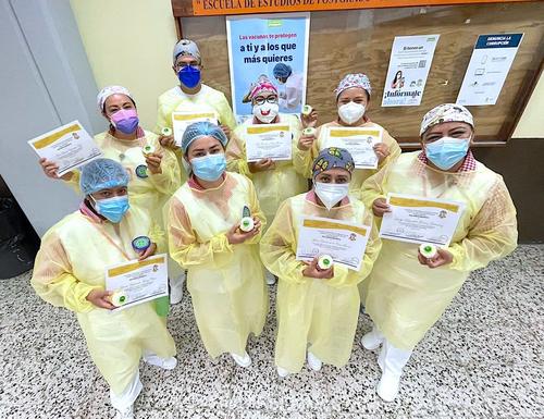 M&eacute;dicos, enfermeras y personal administrativo celebraron haber administrado m&aacute;s de 50 mil dosis de vacunas. (Foto: @NoticiasIGSS)