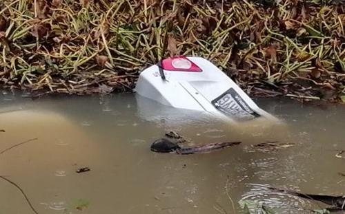 La conductora habría perdido el control y cayó en una cuneta que tenía agua acumulada. (Foto: cortesía)