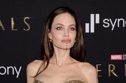 Angelina llamó la atención con su accesorio en el rostro. (Foto: AFP) 