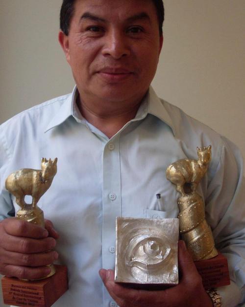 Alfonso Tunche con varios reconocimientos. (Foto: Julio Hernández)