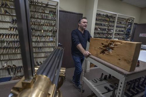 El experto en utiler&iacute;a Guillaume Delouche de Independent Studio Services habla sobre las armas de utiler&iacute;a en Sunland-Tujunga, Los &Aacute;ngeles, California. (Foto: AFP)