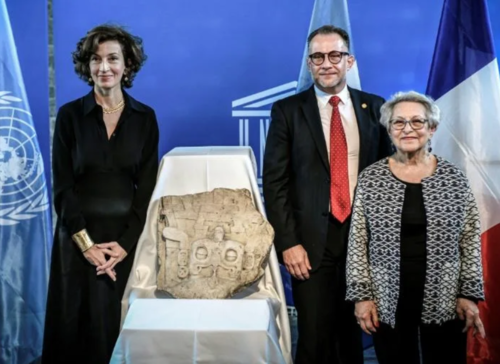 Coleccionista junto a representantes de Unesco y la pieza. (Foto: AFP)
