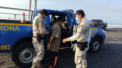 Las autoridades capturaron a un hombre acusado de matar a una tortuga Parlama en el Puerto de San José en Escuintla. (Foto: PNC)