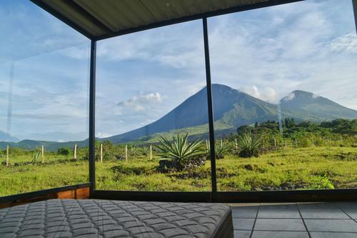 As&iacute; se observa desde el interior de una de las habitaciones. los ventanales est&aacute;n polarizados, pero a&uacute;n as&iacute; contar&aacute; con cortinas para mayor privacidad. (Foto: Pedro Posadzki)