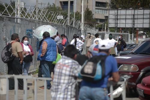 Decenas de personas permanecen a las afueras del Hospital Temporal Parque de la Industria para saber información de sus familiares. (Foto: Wilder López/Soy502)