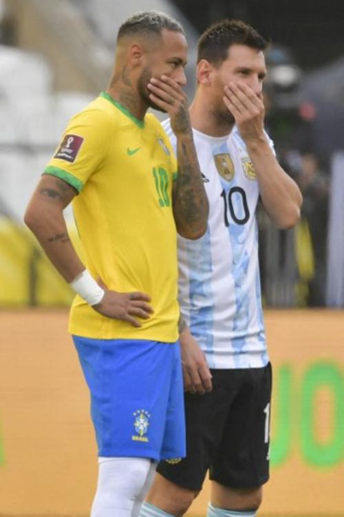 Los dos jugadores emblemáticos de sus selecciones, Messi y Neymar, mostraron su asombro ante lo sucedido. (Foto: AFP)