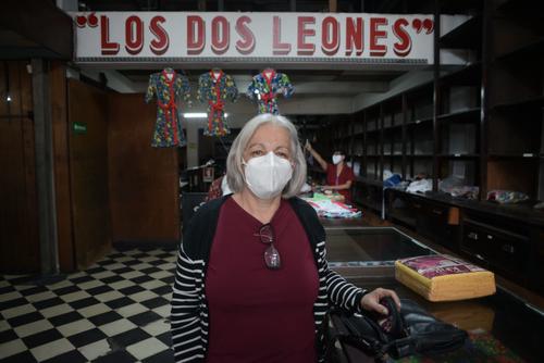 Irma Córdoba, clienta de "Los Dos Leones" (Foto: Wilder López / Soy502)