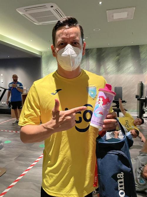 Willy Ram&iacute;rez, guardameta de la Selecci&oacute;n de Futsal de Guatemala, utiliza un pach&oacute;n que su hija le regal&oacute; como amuleto de suerte. 