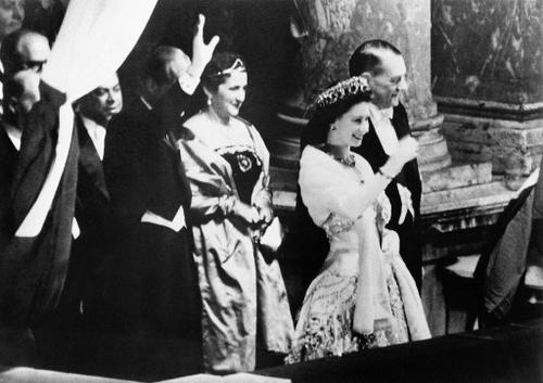 La reina Isabel II junto al príncipe Felipe en 1957. (Foto: AFP)