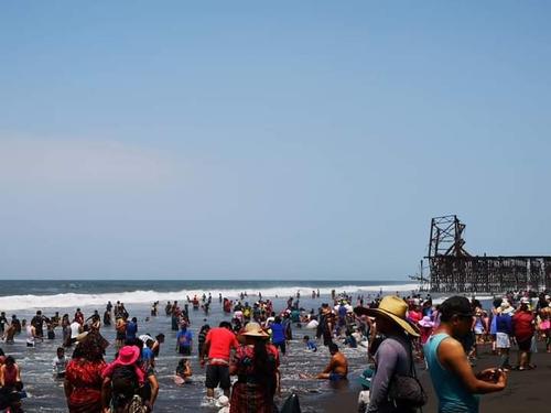 Poco antes de la llegada de la Semana Santa, decenas de personas acudieron a las playas guatemaltecas, tal como se observa en la imagen captada en Champerico. (Foto: Canal Noti Retalteco)