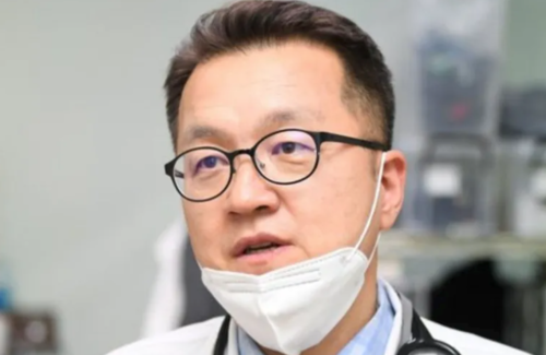 El médico es un especialista coreano en el tema de Covid-19.