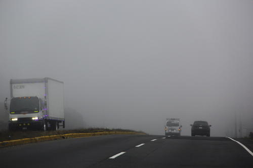 La ruta de Quetzaltenango a Panajachel se vuelve complicada en Alaska por la neblina. (Foto: Fredy Hernández/Soy502)