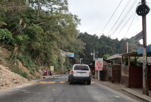 El descenso a Panajachel es complicado por las curvas y los túmulos. (Foto: Fredy Hernández/Soy502)