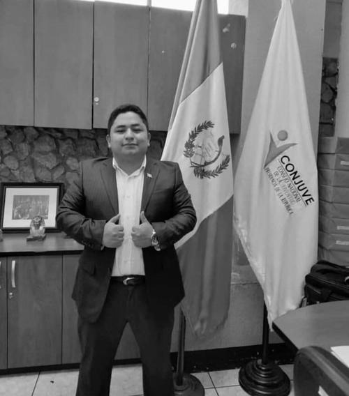 Paz Casasola se fotografió con la bandera de Guatemala y la de Conjuve. (Foto: redes sociales)