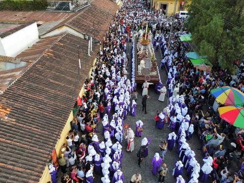 Vista del paso del cortejo procesional. (Foto: Facebook El Express) 