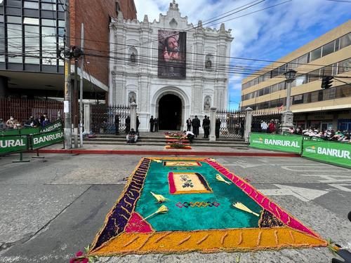 Una colorida alfombra se elaboró afuera del templo. 
