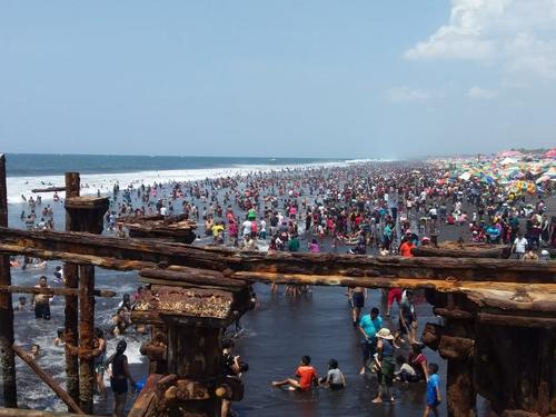 Miles de personas acudieron este Sábado de Gloria a la playa del Puerto de San José en Escuintla. (Foto: Zona Sur)