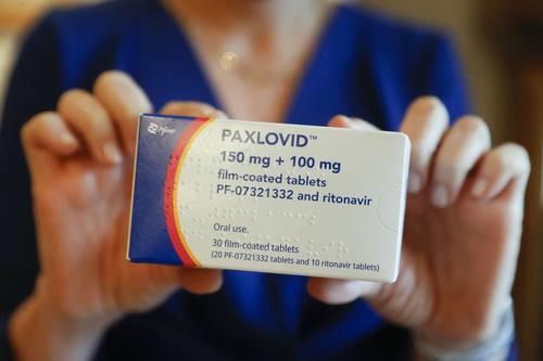 La OMS acordó el viernes el uso del antiviral paxlovid del laboratorio estadounidense Pfizer para los pacientes de covid-19 con síntomas poco severos pero con "mayor riesgo de hospitalización". (Foto: @eluniversocom)