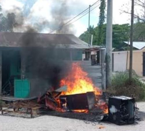 Los vecinos quemaron las pertenencias de Samayoa.  (Foto: Facebook)