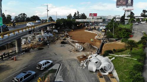 Las autoridades trabajan en la construcción del colector paralelo al que colapsó en la ruta al Pacífico. (Foto: Wilder López/Soy502)