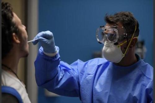 Determinaron que los síntomas comunes del covid prolongado incluyen dolor de pecho, dificultades respiratorias, dolor muscular, pérdida de gusto y olfato y fatiga. (Foto: Archivo/Soy502)