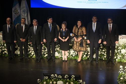 Los magistrados titulares del TSE en el acto de toma de posesión de Irma Palencia (al centro, de vestido negro). (Foto: Wilder López/Soy502)