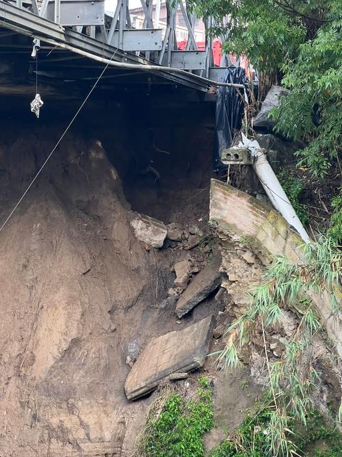 En la imagen se puede ver el hoyo formado bajo el tablero del puente, llegando a las bases. (Foto: Municipalidad de Huehuetenango)