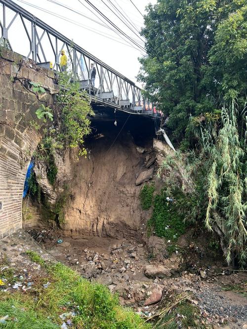 Otra vista del hundimiento en el puente La Uni&oacute;n. (Foto: Municipalidad de Huehuetenango)