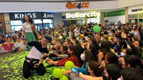 Nelson se tom&oacute; fotos con sus fans. (Foto: Twitter)