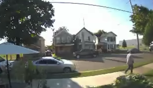 El sospechoso de secuestro siguió su camino como si nada. (Foto: captura video)