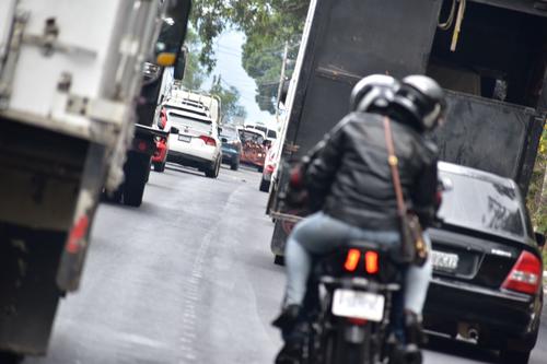 Largas filas de veh&iacute;culos por accidente en el ingreso al Libramiento de Chimaltenango. (Foto: Freddy Hern&aacute;ndez/Soy502)