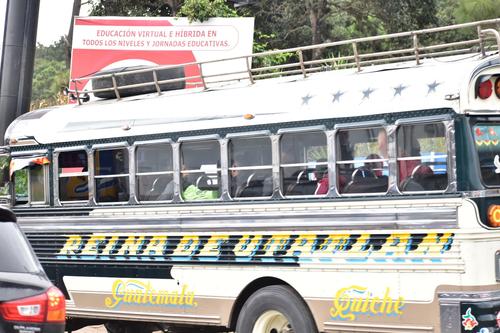 Largas filas de veh&iacute;culos por accidente en el ingreso al Libramiento de Chimaltenango. (Foto: Freddy Hern&aacute;ndez/Soy502)