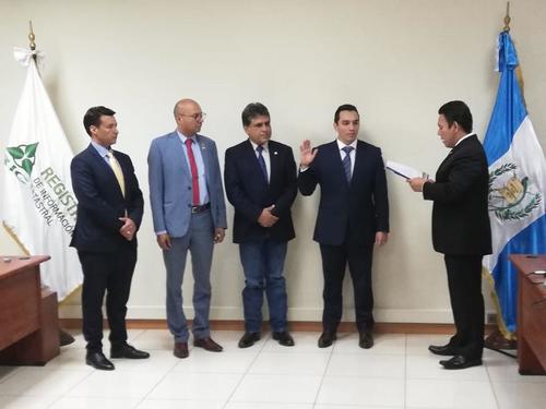 Luis Enrique Ortega Arana fue juramentado como Integrante del Consejo Directivo del Registro De Información Catastral De Guatemala. (Foto: Facebook)